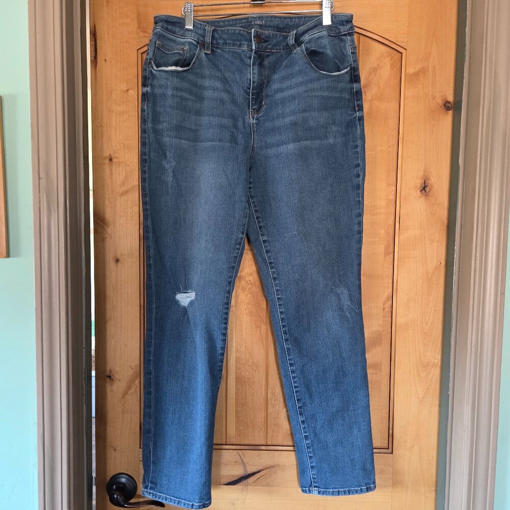 Chico's Sz 1.5 (Sz 10) Platinum Hi-Rise Distressed Ankle Jeans